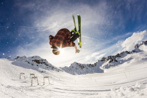 球队在连续客场作战中展现韧性战绩稳定赢得外界赞誉，球队连胜