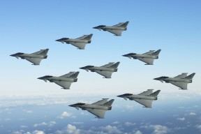 社交平台球员话题热度不减影响力逐步扩大带动球队品牌传播，社交足球