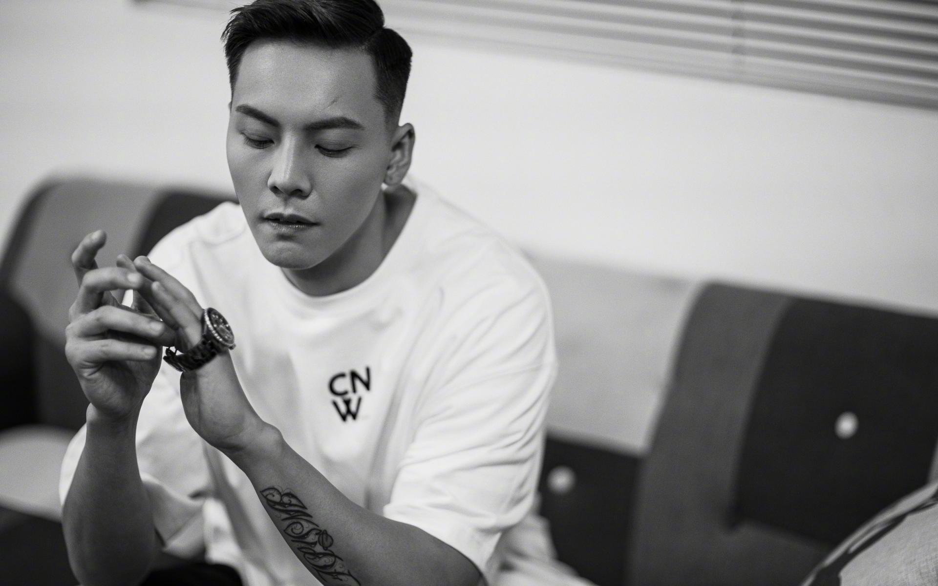 “缆绳滑水：东桃花岛赛场极速挑战，观众激情四射”